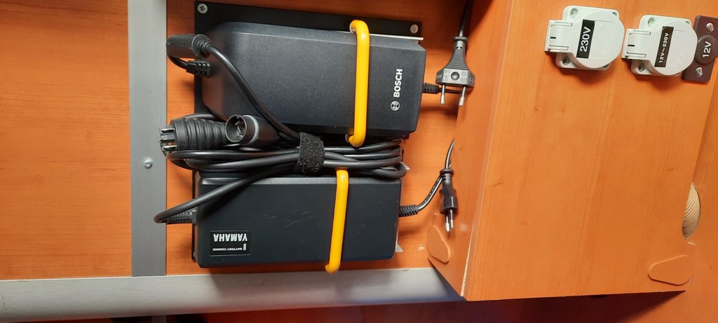 Powerbutler 12-V Ladegerät: Lädt den E-Bike-Akku im Auto, Caravan oder Boot